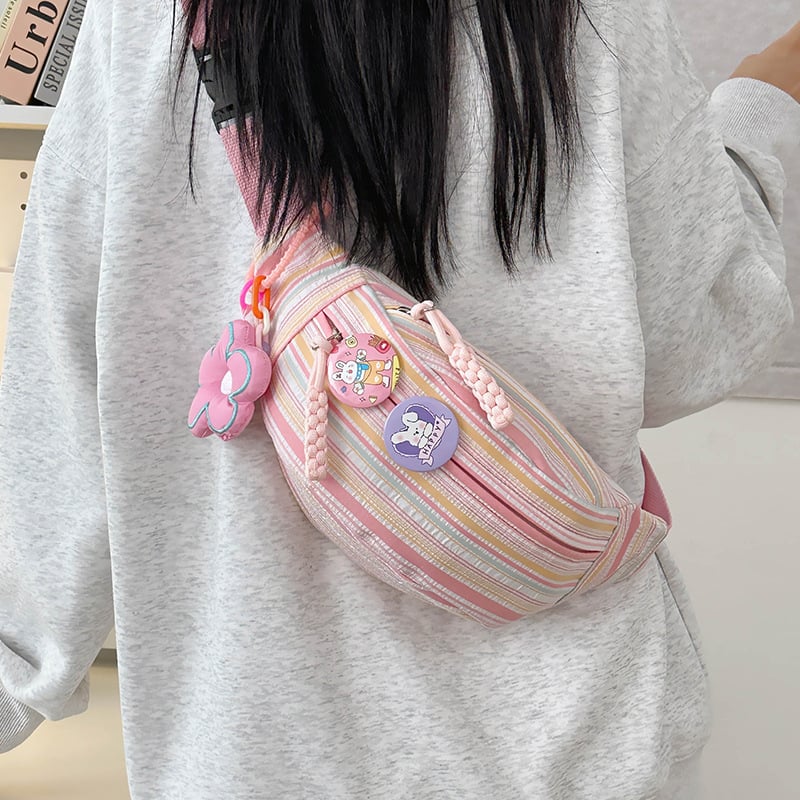 Krosbody torba s osvježavajućim i sladkim stilom, izrađena od najlona, s poliesterom podstavom, zatvaranje zipom i džep za mobitel.