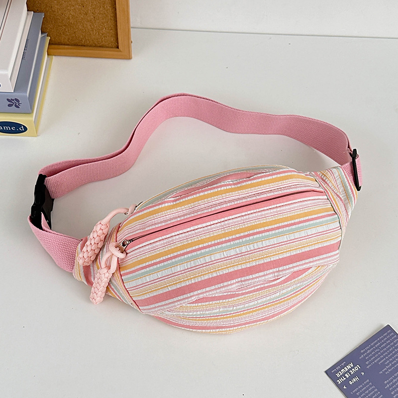 Krosbody torba s osvježavajućim i sladkim stilom, izrađena od najlona, s poliesterom podstavom, zatvaranje zipom i džep za mobitel.