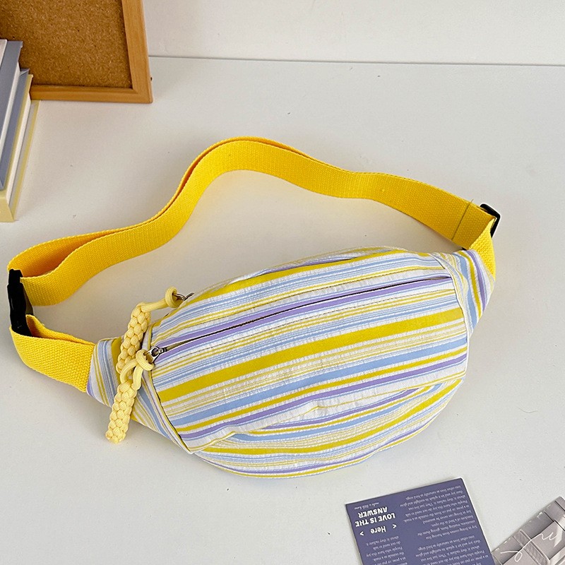 Krosbody torba s osvježavajućim i sladkim stilom, izrađena od najlona, s poliesterom podstavom, zatvaranje zipom i džep za mobitel.