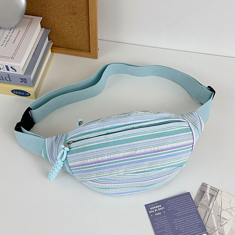 Krosbody torba s osvježavajućim i sladkim stilom, izrađena od najlona, s poliesterom podstavom, zatvaranje zipom i džep za mobitel.