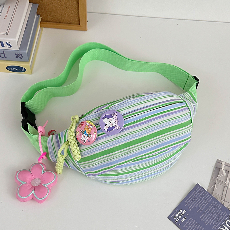 Krosbody torba s osvježavajućim i sladkim stilom, izrađena od najlona, s poliesterom podstavom, zatvaranje zipom i džep za mobitel.