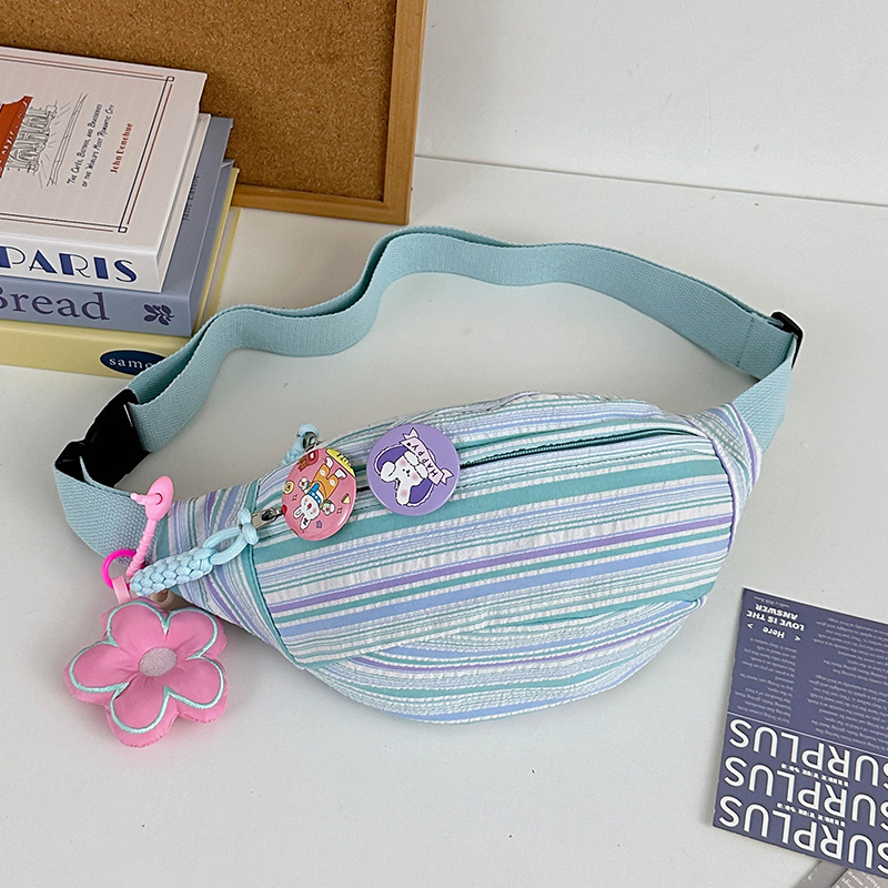 Krosbody torba s osvježavajućim i sladkim stilom, izrađena od najlona, s poliesterom podstavom, zatvaranje zipom i džep za mobitel.