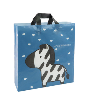 Poșetă din plastic pentru magazin de îmbrăcăminte pentru copii, design drăguț desen animat și logo personalizat de înaltă calitate — construcție cu dublu strat; destinație ambalare cadouri; producție zilnică 100000; toleranță 0.001