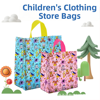 Plastikinė rankinė vaikų drabužių parduotuvei, mielas animacinių filmų dizainas ir aukštos kokybės pritaikomas logotipas — dviejų sluoksnių konstrukcija; dovanos pakuotei; kasdienė gamyba 100000; tolerancija 0.001