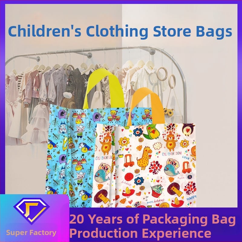 Plastikinė rankinė vaikų drabužių parduotuvei, mielas animacinių filmų dizainas ir aukštos kokybės pritaikomas logotipas — dviejų sluoksnių konstrukcija; dovanos pakuotei; kasdienė gamyba 100000; tolerancija 0.001