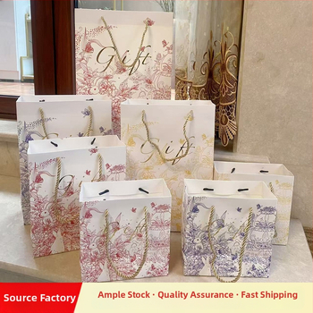 Dovanų maišelis iš balto kartono, rankų piešimo stilius, prekinis ženklas Comilia, spaudos technika, logotipo spausdinimas galimas