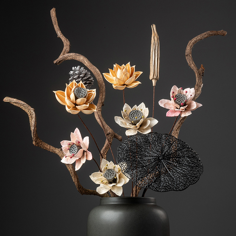 Kuivatatud lillede bukett, käsitööline põrandal seisev dekoratiivne kimp kõrgete okstega ja loodusliku lotose seemnepodiga (Tüüp: Lilled; Klassifikatsioon: Kuivatatud lilled veenidega; Bränd: Zen Garden; Kasutus: Bukett; Põhjalik ruum: Elutuba)