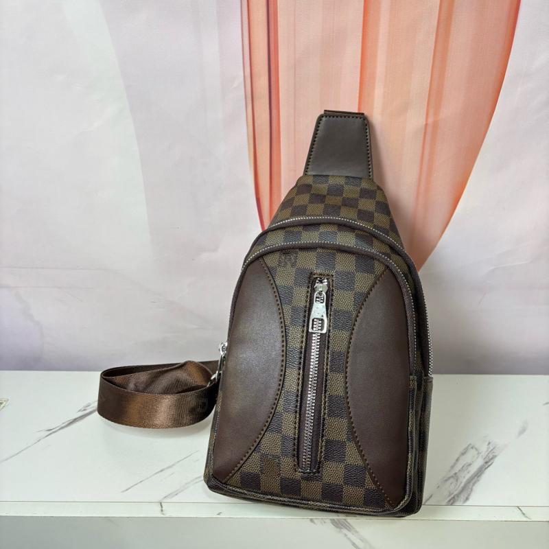 Ženska crossbody torbica u urbanom minimalističkom stilu, PU koža, poliester podstava, zatvarač, unutarnji džepovi za telefon i ID.