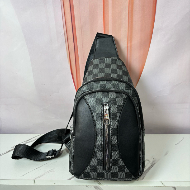 Ženska crossbody torbica u urbanom minimalističkom stilu, PU koža, poliester podstava, zatvarač, unutarnji džepovi za telefon i ID.