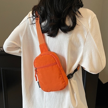 Ženska crossbody torbica u stilu uličnog trenda, platneno tijelo, poliester podstava, zatvaranje zipom, proljeće 2025 izdanje