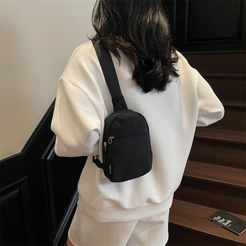 Ženska crossbody torbica u stilu uličnog trenda, platneno tijelo, poliester podstava, zatvaranje zipom, proljeće 2025 izdanje