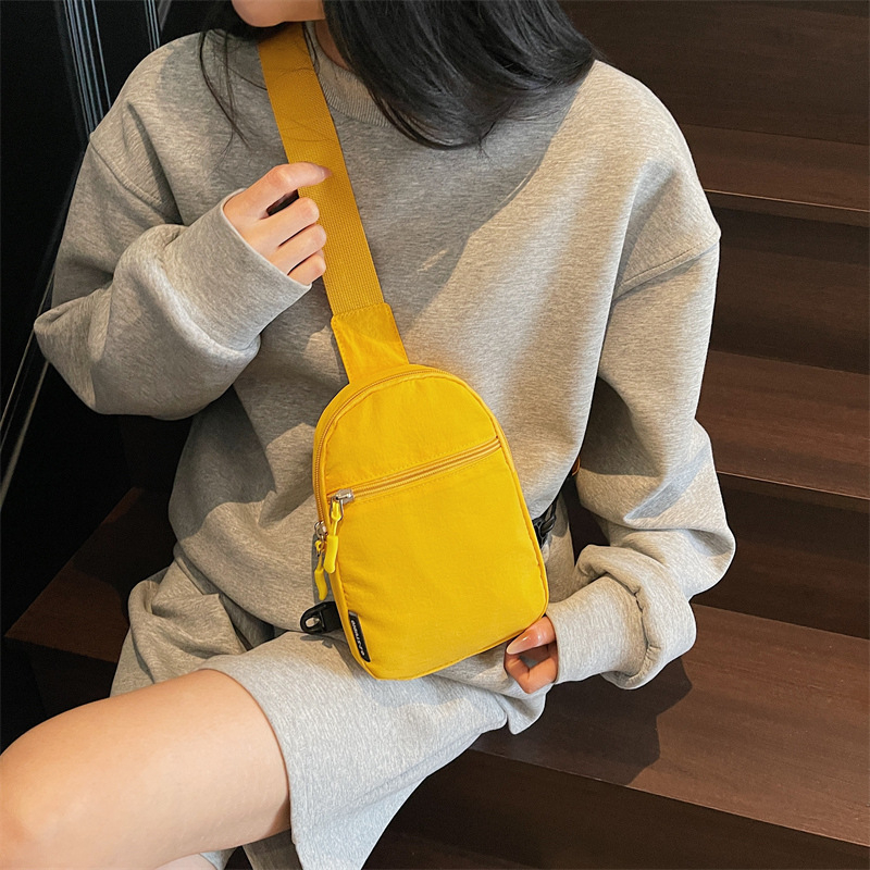 Ženska crossbody torbica u stilu uličnog trenda, platneno tijelo, poliester podstava, zatvaranje zipom, proljeće 2025 izdanje