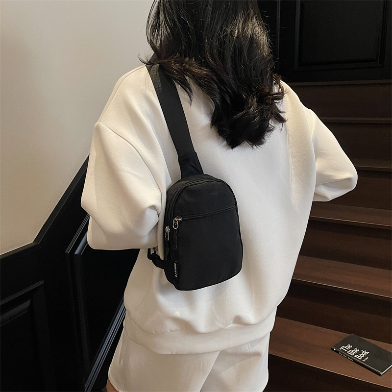 Ženska crossbody torbica u stilu uličnog trenda, platneno tijelo, poliester podstava, zatvaranje zipom, proljeće 2025 izdanje