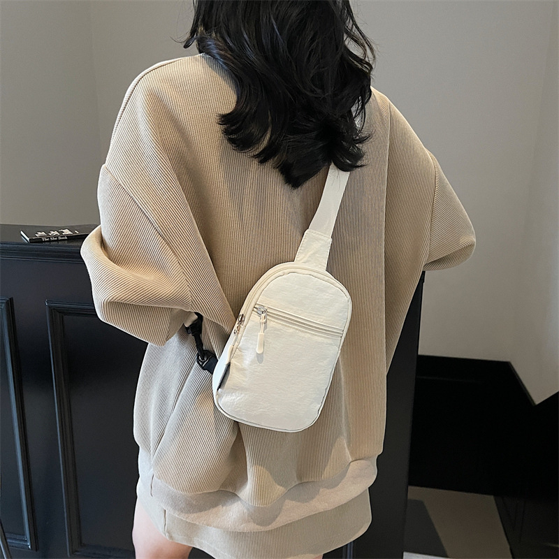 Ženska crossbody torbica u stilu uličnog trenda, platneno tijelo, poliester podstava, zatvaranje zipom, proljeće 2025 izdanje
