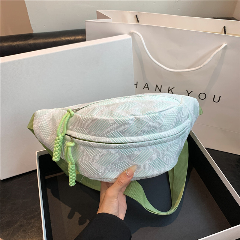 Lagana crossbody torba od kompozitnog materijala, poliester podstava, zatvarač, unutarnji džepovi za telefon i identifikacijsku karticu