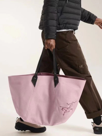 Tote torba, gradski stil, vodootporni najlon, horizontalni kvadratni oblik, otvoreni gornji dio, unutarnje pretince za prijenosno računalo i kameru, podstava od najlona.