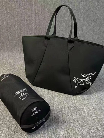 Tote torba, gradski stil, vodootporni najlon, horizontalni kvadratni oblik, otvoreni gornji dio, unutarnje pretince za prijenosno računalo i kameru, podstava od najlona.