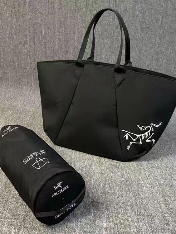 Tote torba, gradski stil, vodootporni najlon, horizontalni kvadratni oblik, otvoreni gornji dio, unutarnje pretince za prijenosno računalo i kameru, podstava od najlona.