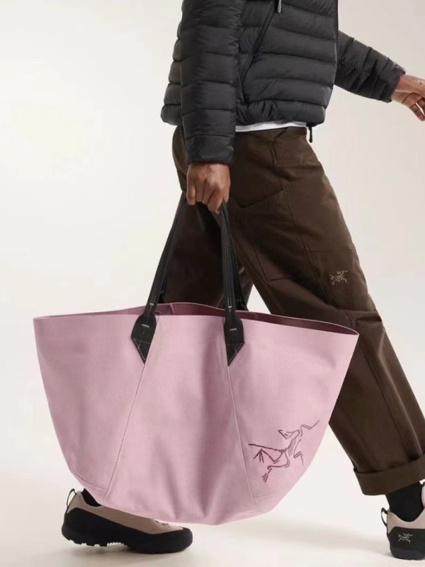 Tote torba, gradski stil, vodootporni najlon, horizontalni kvadratni oblik, otvoreni gornji dio, unutarnje pretince za prijenosno računalo i kameru, podstava od najlona.
