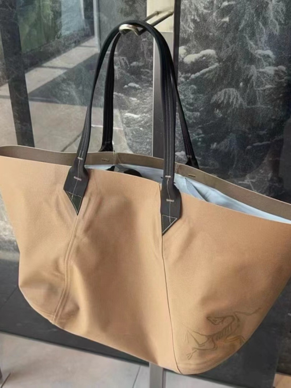 Tote torba, gradski stil, vodootporni najlon, horizontalni kvadratni oblik, otvoreni gornji dio, unutarnje pretince za prijenosno računalo i kameru, podstava od najlona.