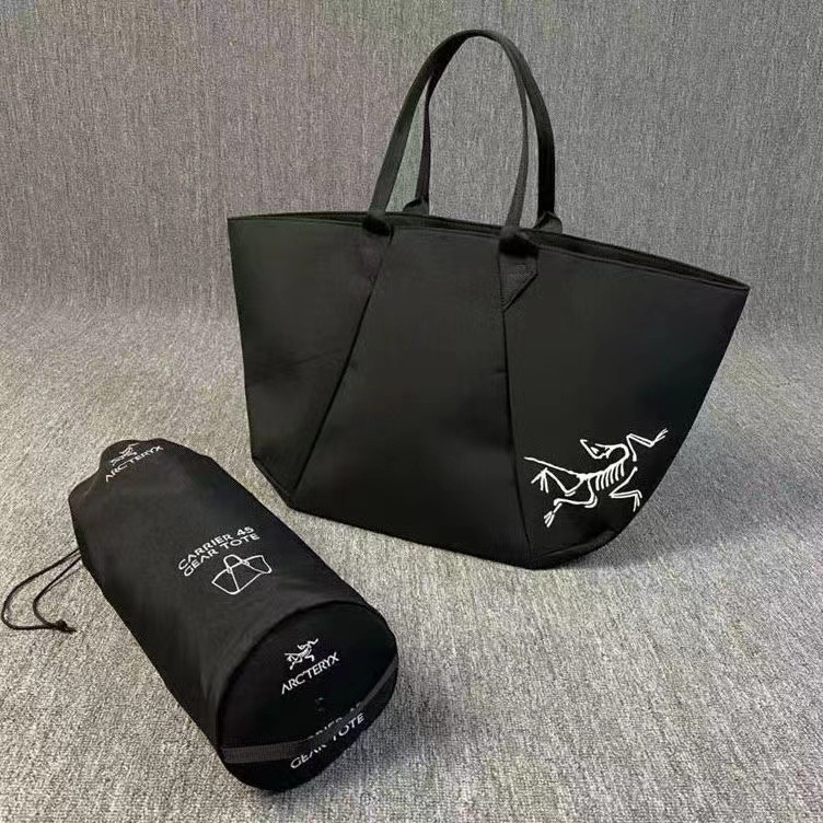 Tote torba, gradski stil, vodootporni najlon, horizontalni kvadratni oblik, otvoreni gornji dio, unutarnje pretince za prijenosno računalo i kameru, podstava od najlona.