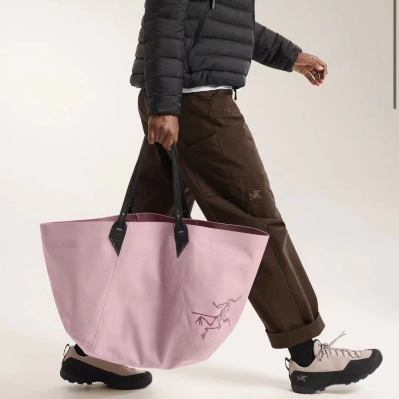 Tote torba, gradski stil, vodootporni najlon, horizontalni kvadratni oblik, otvoreni gornji dio, unutarnje pretince za prijenosno računalo i kameru, podstava od najlona.
