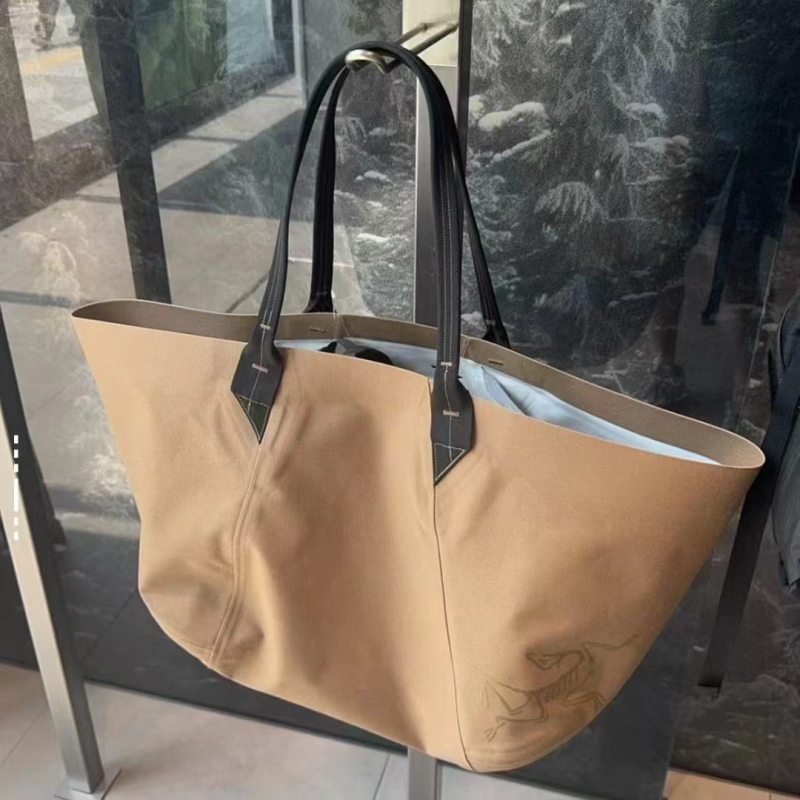 Tote torba, gradski stil, vodootporni najlon, horizontalni kvadratni oblik, otvoreni gornji dio, unutarnje pretince za prijenosno računalo i kameru, podstava od najlona.