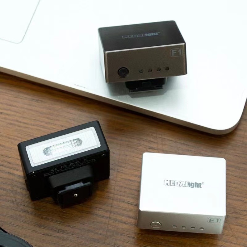 Medalight F1 Mini Εξωτερικό φλας — συμπαγές, φορητό, καθολική υποδοχή hot shoe για DSLR/mirrorless κάμερες (Χωρίς αυτόνομη τροφοδοσία; Η φωτεινότητα μη ρυθμιζόμενη)
