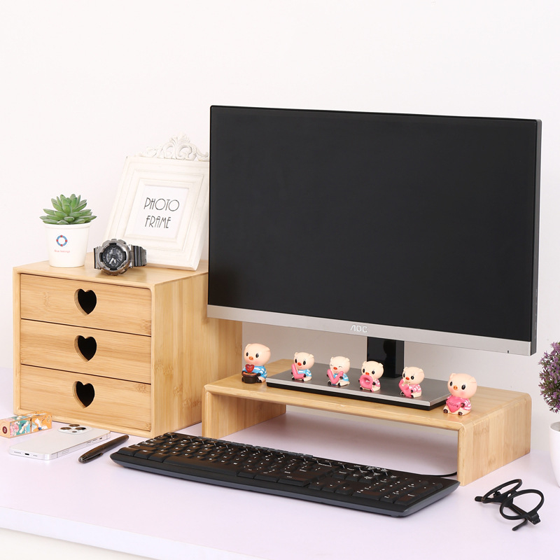 Trojposchodový stolný vyvýšený stojan na počítač — drevený/bambusový materiál, jednoduchý moderný štýl; viacúčelový organizér s úložiskom pre kozmetiku, na stole a do izby; bez montáže.