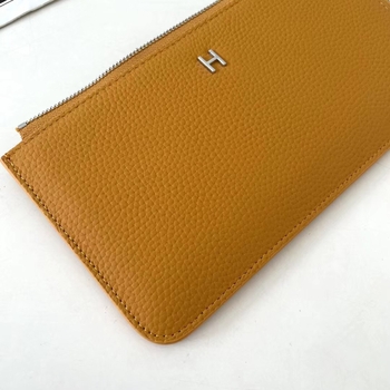 Dámska peňaženka z pravej kože s zrnitou textúrou, na zips, horizontálne štvorcový tvar, viaceré priehradky na karty a vrecká na mobilný telefón a dokumenty.