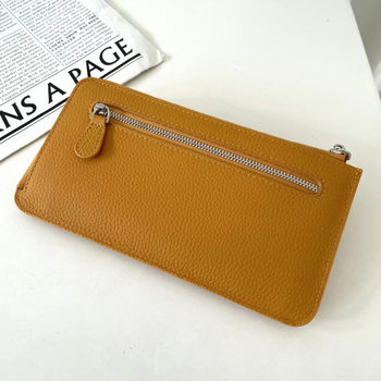 Dámska peňaženka z pravej kože s zrnitou textúrou, na zips, horizontálne štvorcový tvar, viaceré priehradky na karty a vrecká na mobilný telefón a dokumenty.