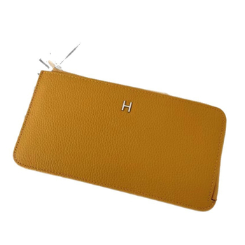 Dámska peňaženka z pravej kože s zrnitou textúrou, na zips, horizontálne štvorcový tvar, viaceré priehradky na karty a vrecká na mobilný telefón a dokumenty.