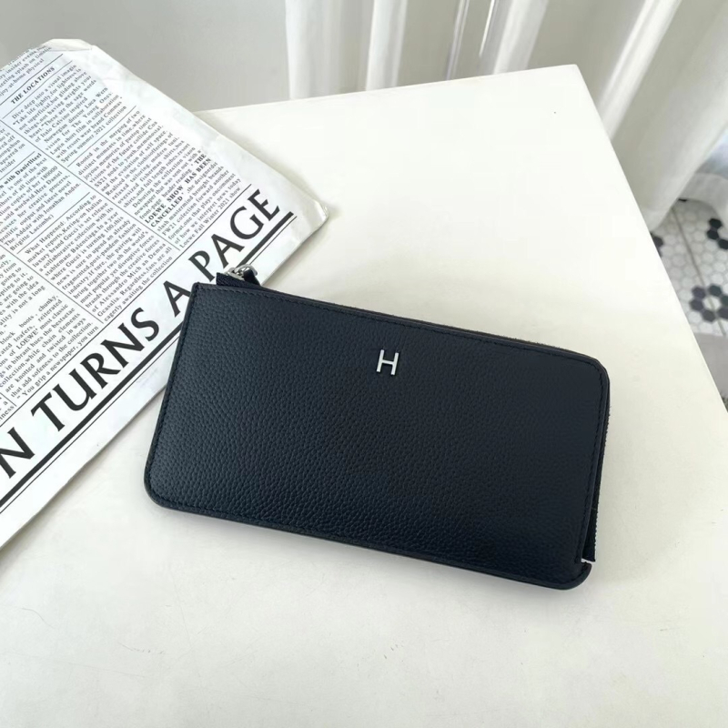 Dámska peňaženka z pravej kože s zrnitou textúrou, na zips, horizontálne štvorcový tvar, viaceré priehradky na karty a vrecká na mobilný telefón a dokumenty.