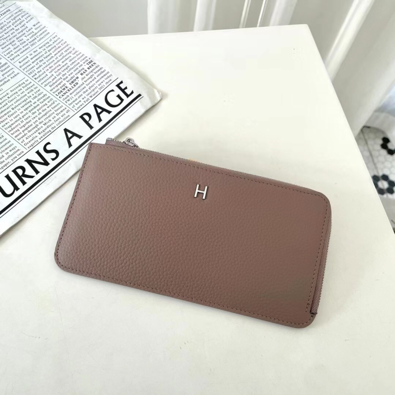 Dámska peňaženka z pravej kože s zrnitou textúrou, na zips, horizontálne štvorcový tvar, viaceré priehradky na karty a vrecká na mobilný telefón a dokumenty.