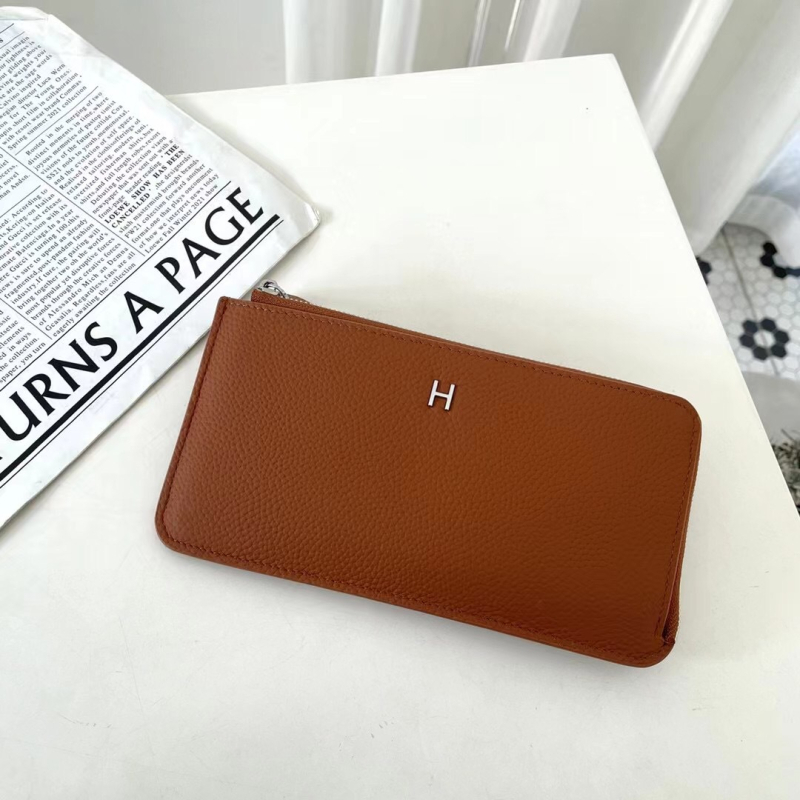 Dámska peňaženka z pravej kože s zrnitou textúrou, na zips, horizontálne štvorcový tvar, viaceré priehradky na karty a vrecká na mobilný telefón a dokumenty.