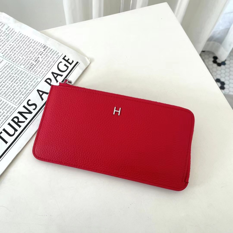 Dámska peňaženka z pravej kože s zrnitou textúrou, na zips, horizontálne štvorcový tvar, viaceré priehradky na karty a vrecká na mobilný telefón a dokumenty.