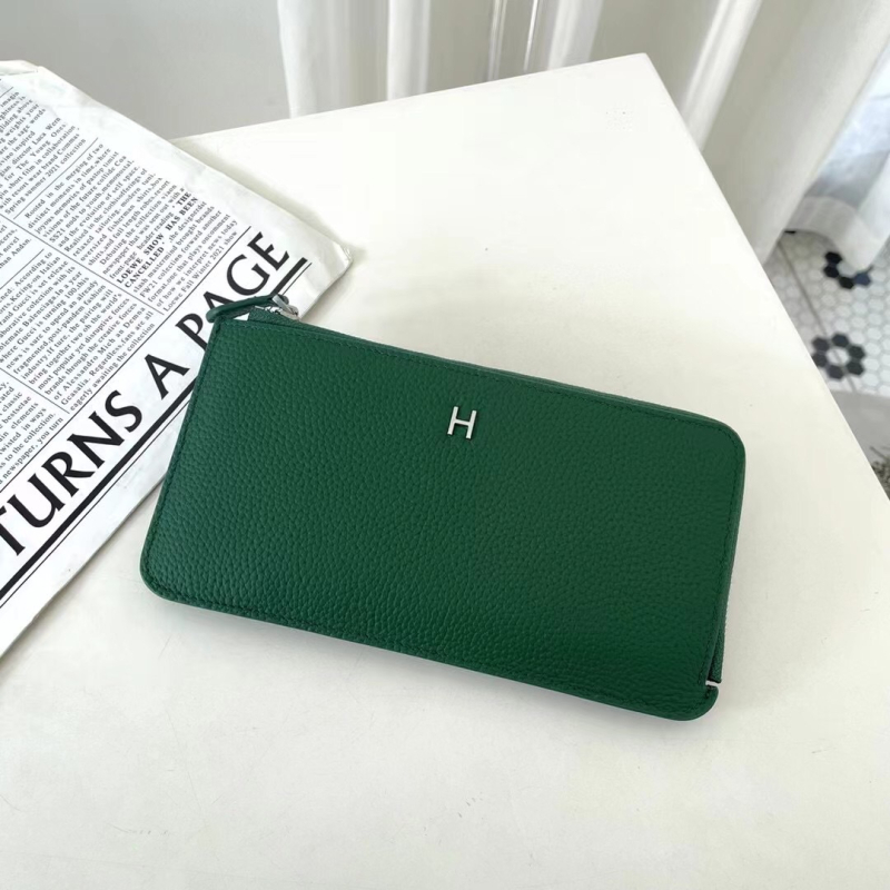 Dámska peňaženka z pravej kože s zrnitou textúrou, na zips, horizontálne štvorcový tvar, viaceré priehradky na karty a vrecká na mobilný telefón a dokumenty.