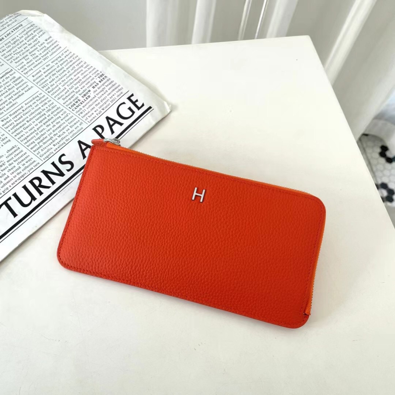 Dámska peňaženka z pravej kože s zrnitou textúrou, na zips, horizontálne štvorcový tvar, viaceré priehradky na karty a vrecká na mobilný telefón a dokumenty.