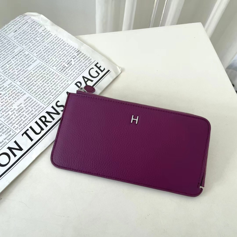 Dámska peňaženka z pravej kože s zrnitou textúrou, na zips, horizontálne štvorcový tvar, viaceré priehradky na karty a vrecká na mobilný telefón a dokumenty.