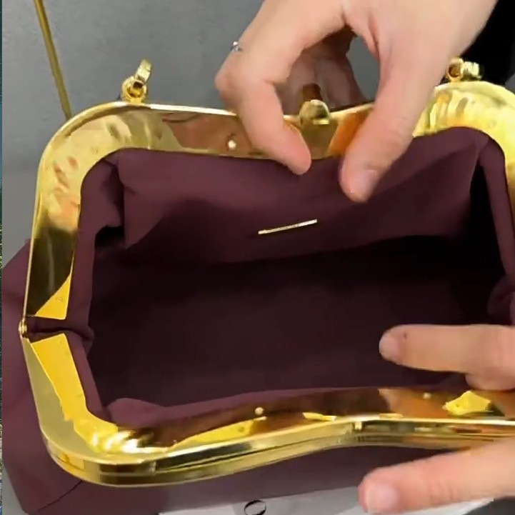 Ramenná crossbody kabelka s tvarom dumpling (Materiál: Super fiber; Zapínanie: Lock; Vnútro: Document bag)