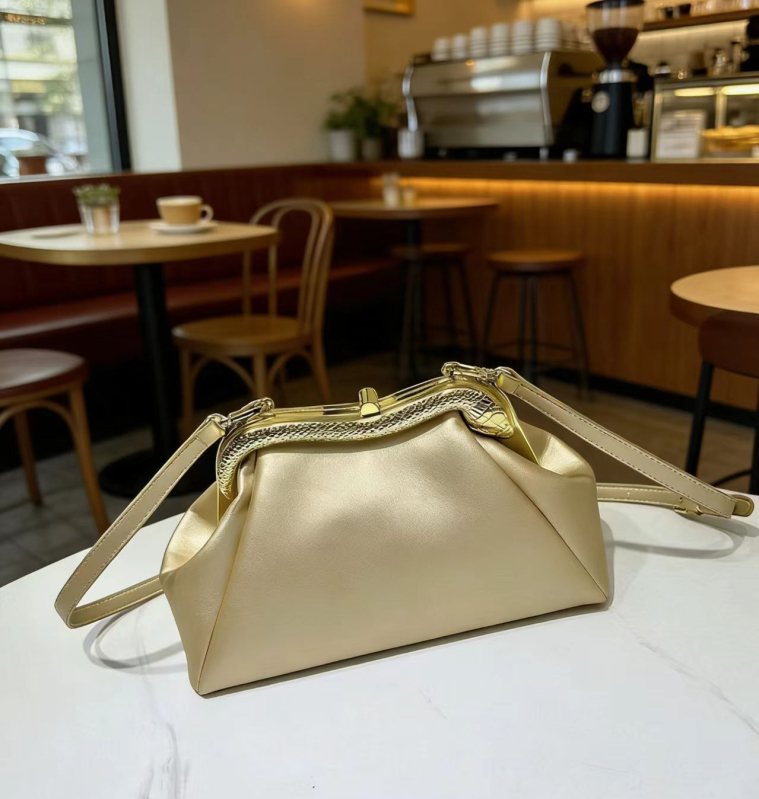 Ramenná crossbody kabelka s tvarom dumpling (Materiál: Super fiber; Zapínanie: Lock; Vnútro: Document bag)