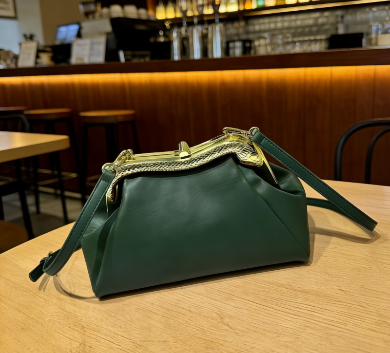 Ramenná crossbody kabelka s tvarom dumpling (Materiál: Super fiber; Zapínanie: Lock; Vnútro: Document bag)