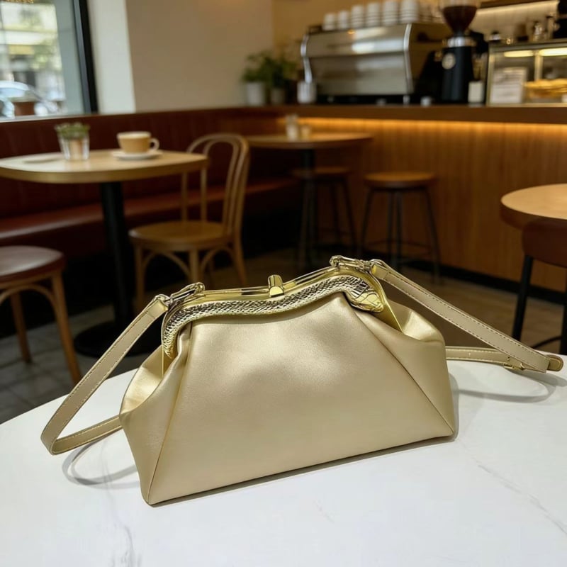 Ramenná crossbody kabelka s tvarom dumpling (Materiál: Super fiber; Zapínanie: Lock; Vnútro: Document bag)