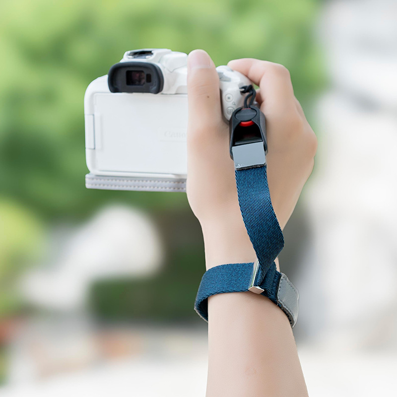 Kameracsukló pánt gyorskioldóval; kompatibilis tükör nélküli és DSLR fényképezőgépekkel; kompatibil Fuji X-T5, Canon R50, Nikon Z30, Sony ZV-E10