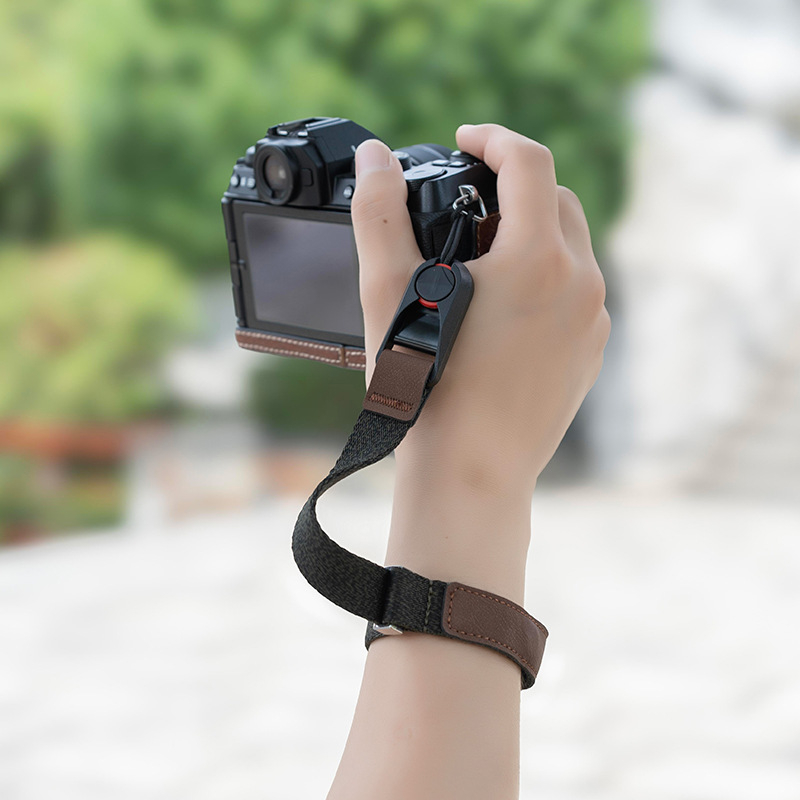 Kameracsukló pánt gyorskioldóval; kompatibilis tükör nélküli és DSLR fényképezőgépekkel; kompatibil Fuji X-T5, Canon R50, Nikon Z30, Sony ZV-E10