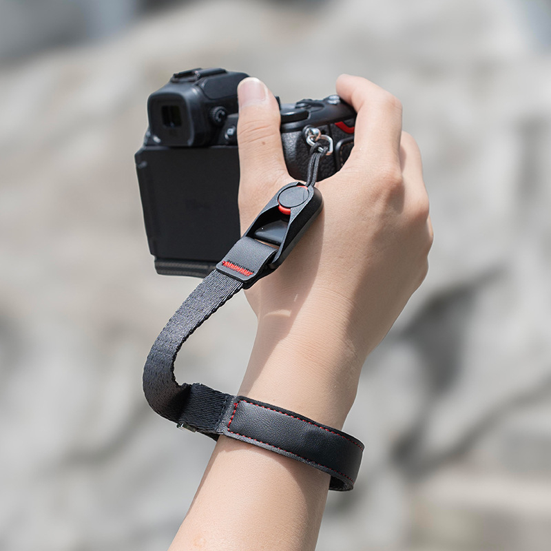 Kameracsukló pánt gyorskioldóval; kompatibilis tükör nélküli és DSLR fényképezőgépekkel; kompatibil Fuji X-T5, Canon R50, Nikon Z30, Sony ZV-E10