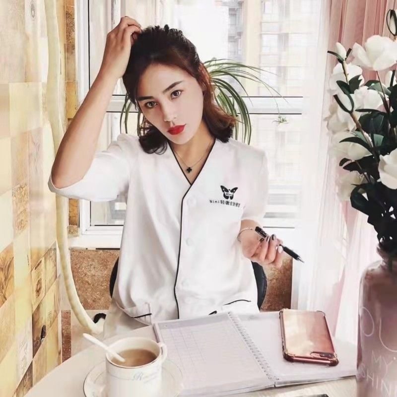 Korejski stil visoke klase unisex radna odjeća za kozmetički salon s krznenim ovratnikom, rukavi 5/4, anti-prljav završetak, tkanina 95%+ spandex, proljeće 2025