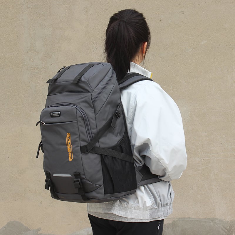 Vodootporan ruksak velike kapacitete za planinarenje i boravak na otvorenom, 36–55L; materijal: Oxford platno; funkcije: prozračan, vodootporan, otporan na habanje, smanjenje opterećenja; naramenice s zračnim jastukom; podstava: poliester