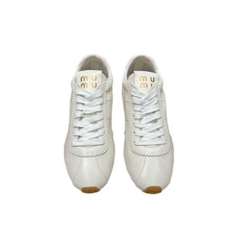 Forrest Gump inspirált női edzőcipő fűzős, nubuk bőr felsőrész, kerek orr, gumírozott talp, természetes bőr belső talp