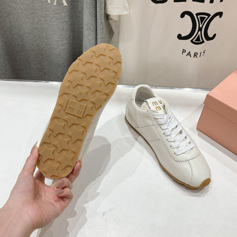 Forrest Gump inspirált női edzőcipő fűzős, nubuk bőr felsőrész, kerek orr, gumírozott talp, természetes bőr belső talp